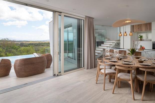 FOTO Ova kuća za odmor blizu Zadra nema niti jedan 'ravni' zid, a noćenje stoji 1100 eura