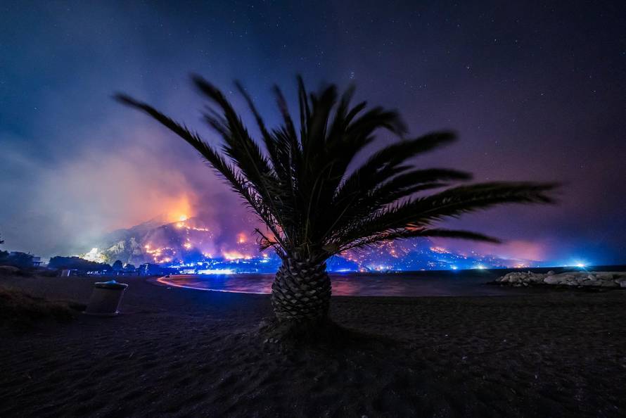 Omiš:  Pogled na Omiš sa ušća Cetine. 