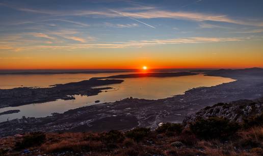 FOTO Pogledajte bajkoviti zalazak na Kozjaku: Pravi spektakl boja iznad Dalmacije