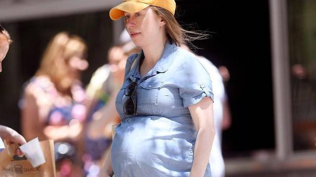 Chelsea Clinton shows her Baby Bump while out getting her lunch at a burguer place in Madison Square park and paying with a credit card