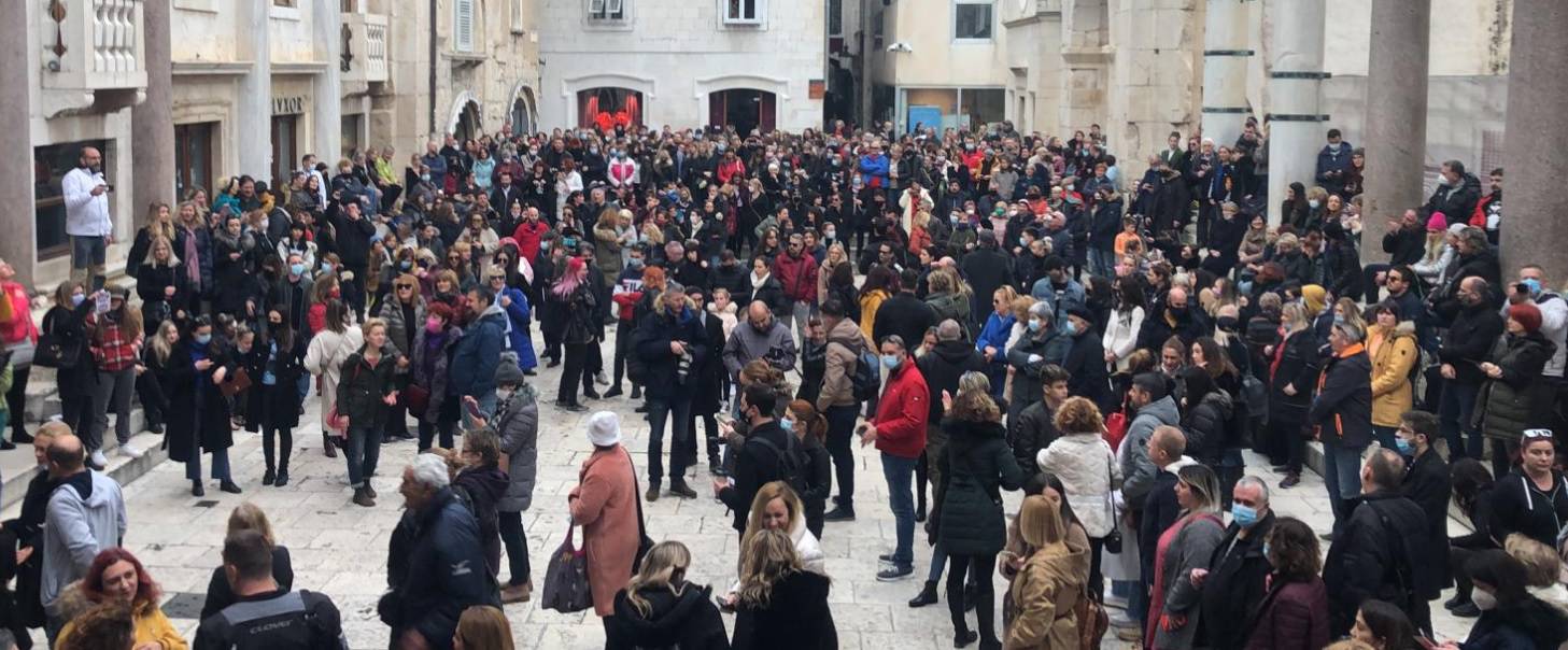 VIDEO Splićani se na Peristilu opraštaju od Đorđa Balaševića