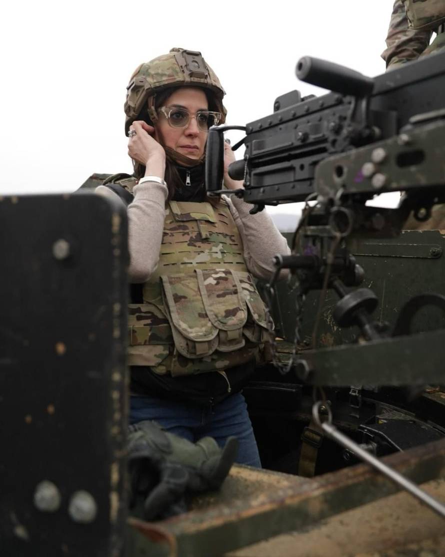 G.I. Jane u Slunju! Američka veleposlanica s vojnicima na poligonu u vježbi gađanja