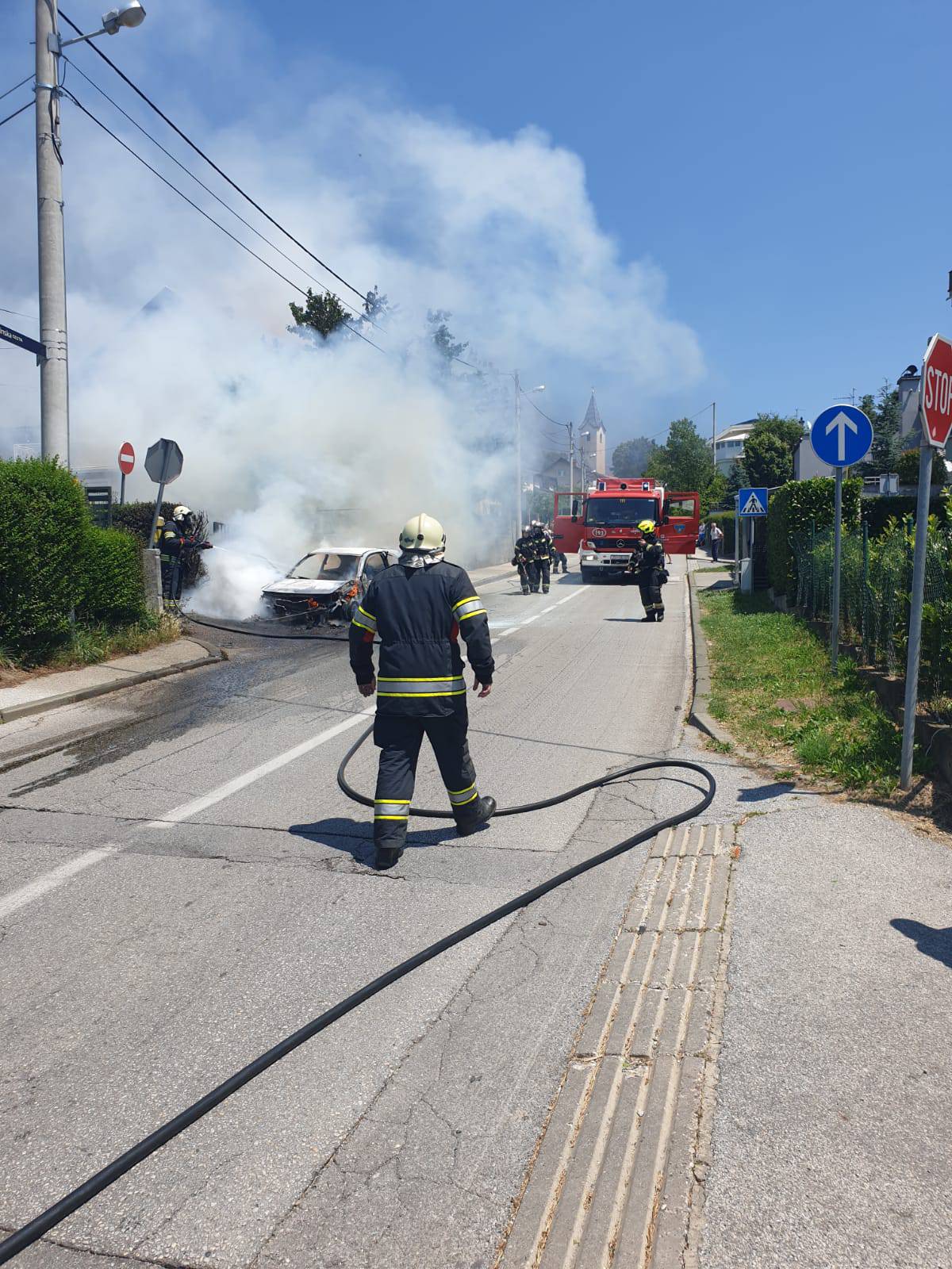 Video: Auto gorio u Šestinama, po cesti se slijevao benzin...