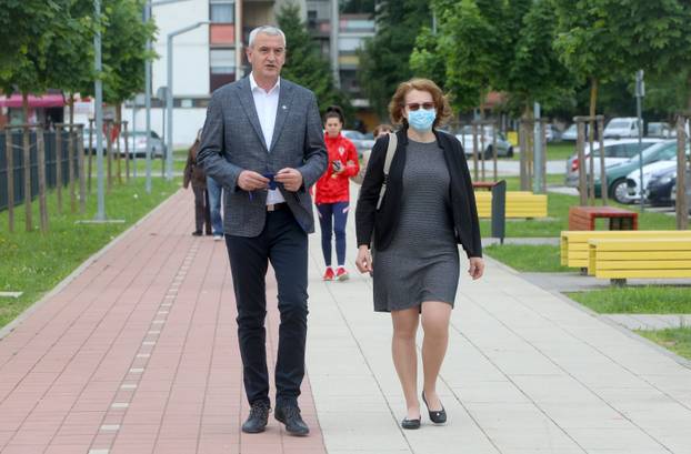 Karlovac: Damir Mandić sa suprugom izašao na izbore