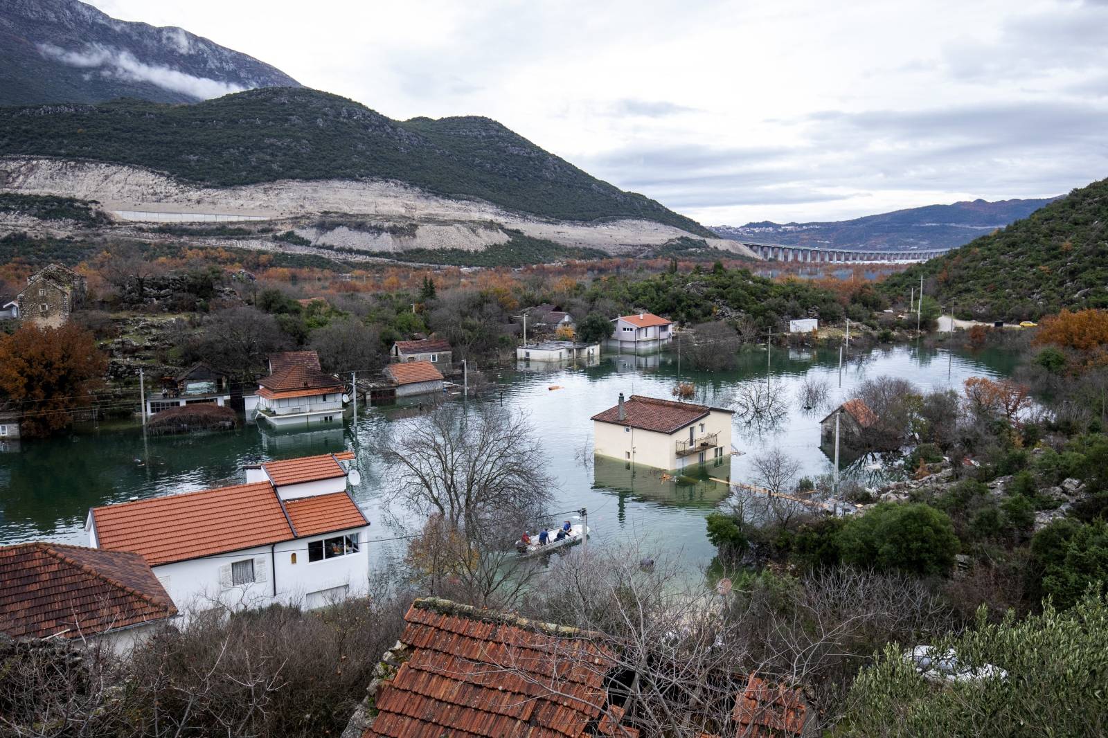 Nastavlja se borba s poplavama u Kokorićima