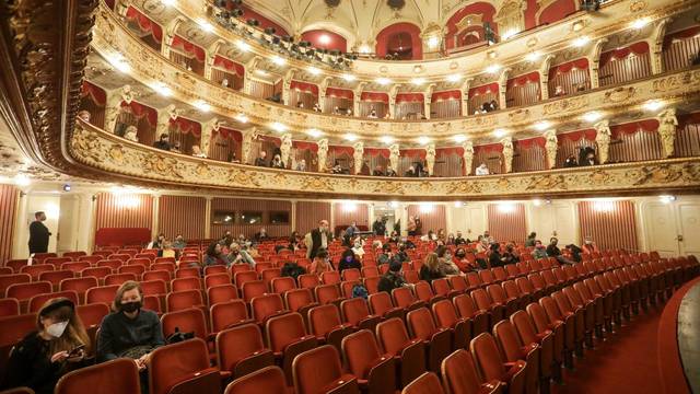 Zagreb: Poetski performans “Ne čitaš žene” u HNK-u, stigli i poznati