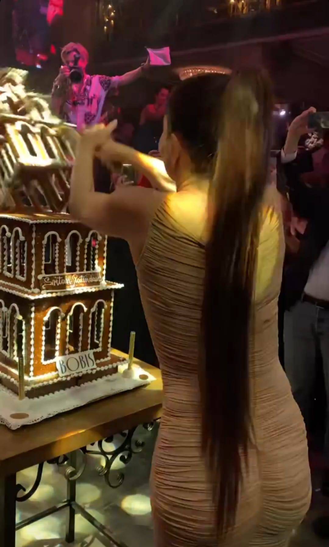 Severina na rođendanu rezala tortu u obliku zvonika splitske crkve, a dio je završio na podu