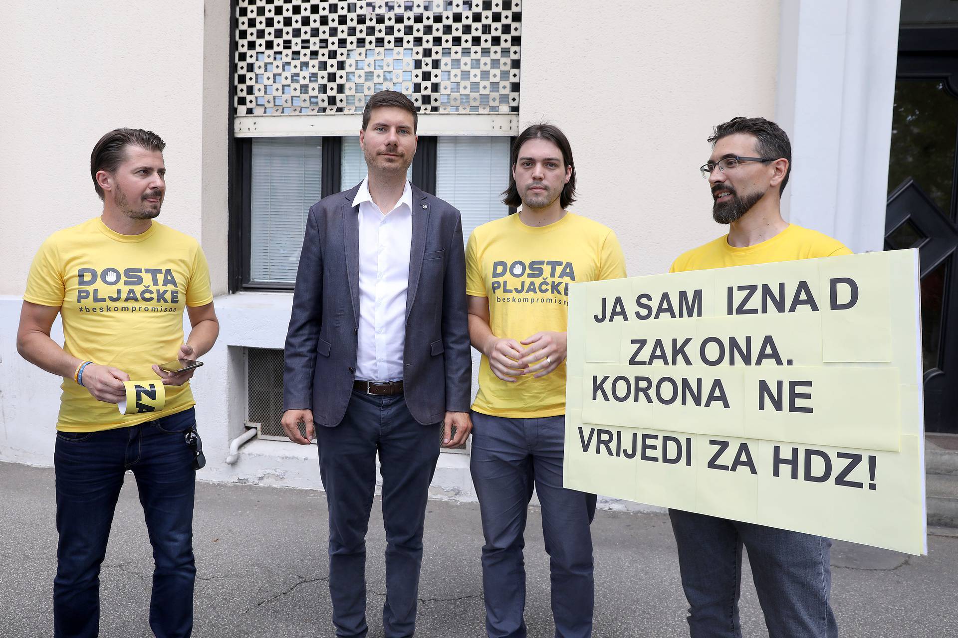 Zagreb: Članovi koalicije Dosta pljačke održali konferenciju ispred HDZ-a
