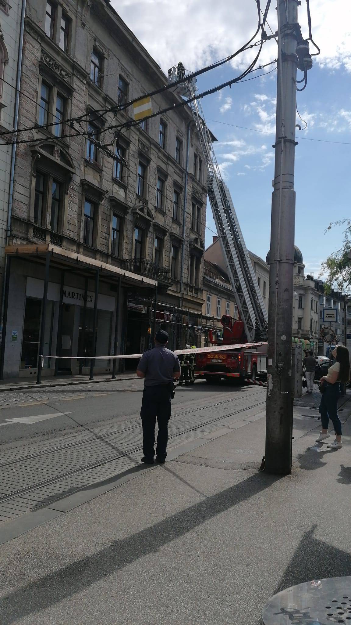 VIDEO Zagrebački vatrogasci na terenima: Palo drvo na aute, s krova zgrade u Ilici je pao lim...