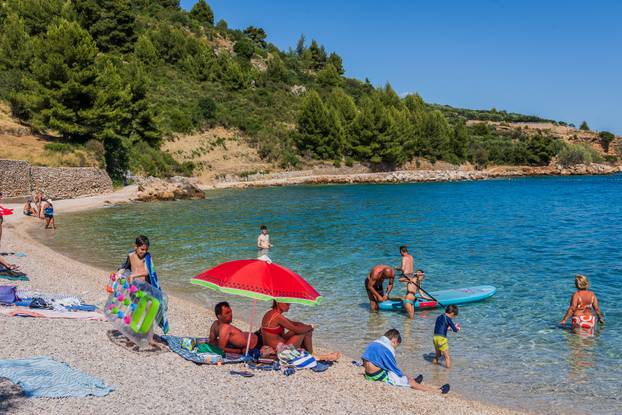 Bol: Ljetni ugođaj na plaži Martinica 