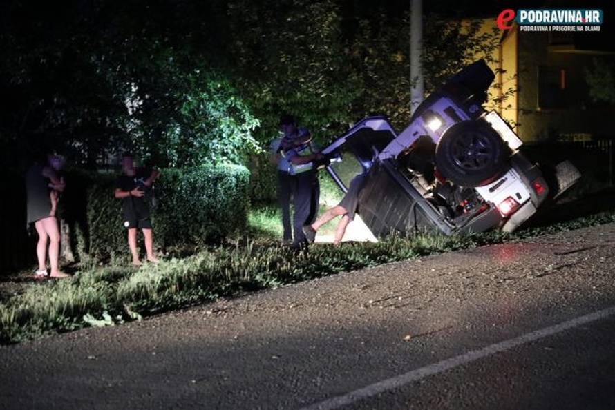 Pijana vozila djecu u džipu pa je završila na krovu u kanalu