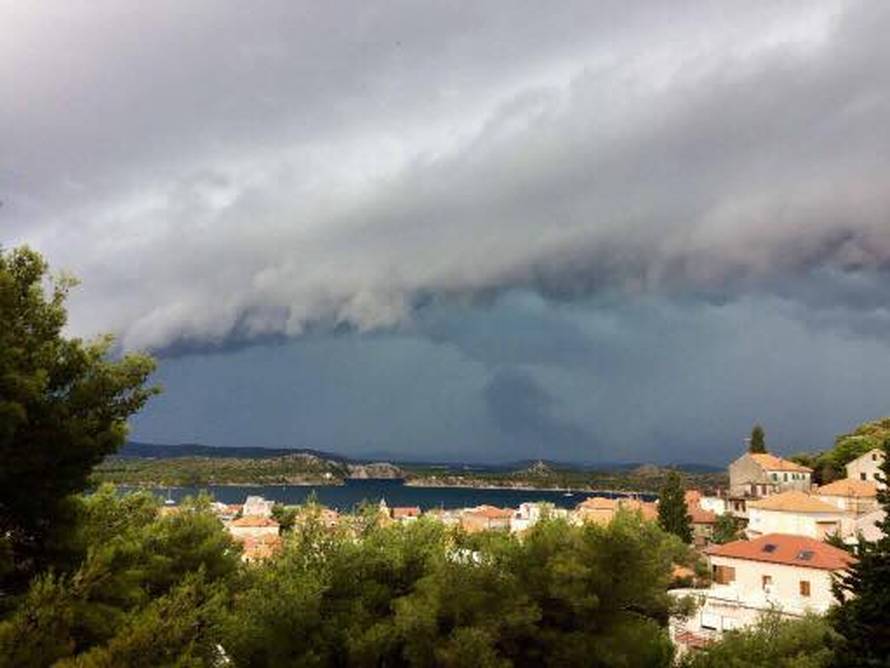 Jaka kiša poplavila Trogir, na Čiovu je pijavica rušila stupove