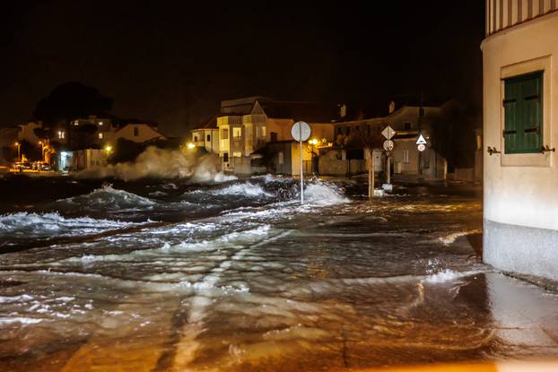 Kaštela: Olujno jugo i plima opet potopili Donja Kaštela