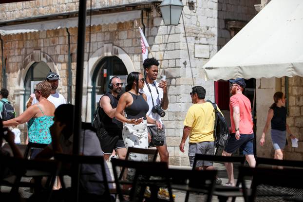 Dubrovnik: Košarkaš  Portland Trail Blazersa  Anfernee Simons s djevojkom u šetnji 
