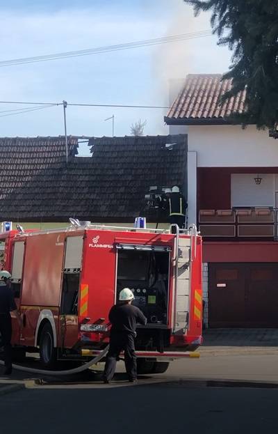 Gori krovište kuće u Osijeku: U požaru nema ozlijeđenih