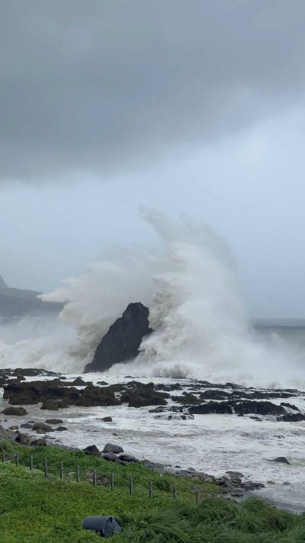 Super Typhoon Ragasa peripheral brings in rain to southeast Taiwan