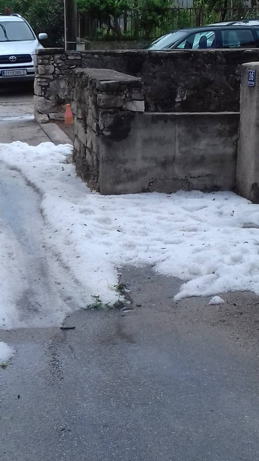 Olujna tuča pogodila Dalmaciju: Led zameo ceste kao usred zime