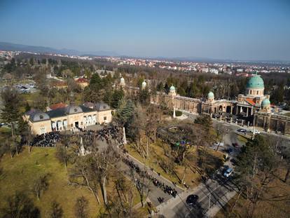 Fotografije iz zraka zagrebačkog groblja prilikom posljednjeg ispraćaja Miroslava Ćire Blaževića