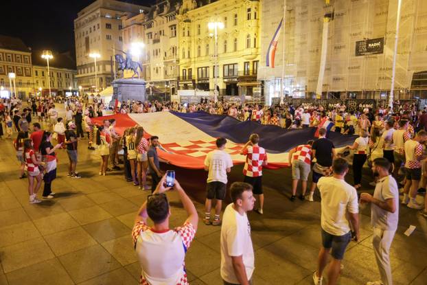 Zagreb: Navijači na Trgu bana Josipa Jelačića razvili veliku hrvatsku zastavu