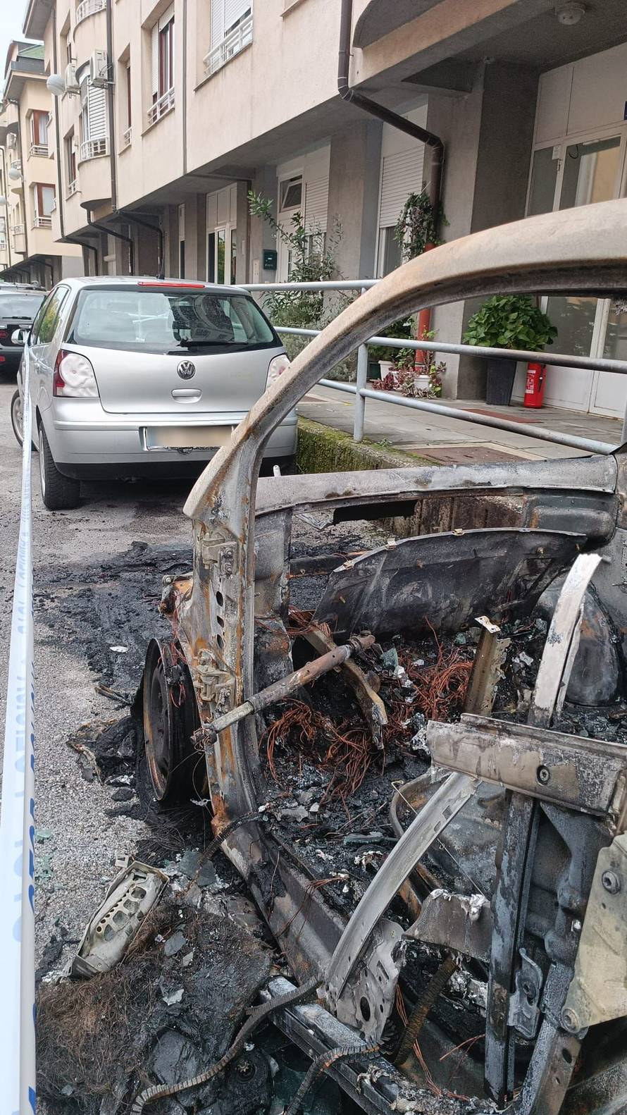 FOTO Pogledajte što je ostalo od izgorenog Smarta na Trešnjevci: 'Istrčali smo van i krenuli gasiti'