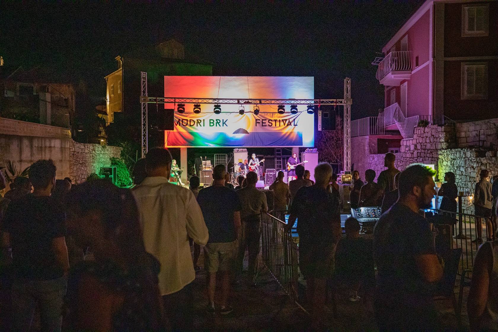 10 razloga zbog kojih bi trebali posjetiti Mudri Brk Festival koji počinje za šest dana na Jelsi...