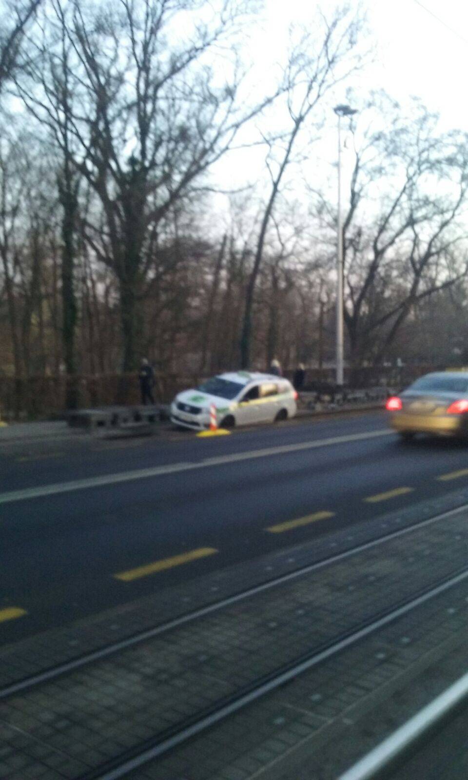 Zastoj tramvaja, taxi upao u tračnice