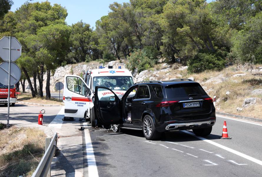 Šibenik: Sudar automobila i vozila saniteta kod Morinjskog mosta, šest osoba prevezeno u bolnicu 