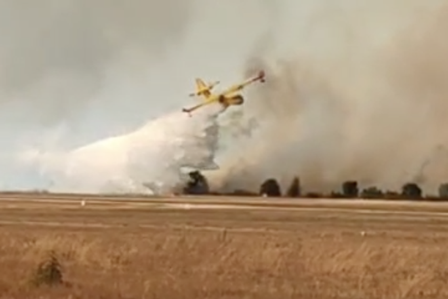 Kanader gasi požar kod aerodroma