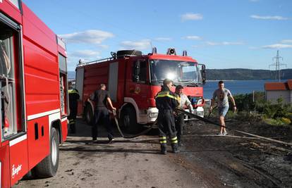 Opet gori na željeznici: Planuo požar na lokomotivi u Sućurcu