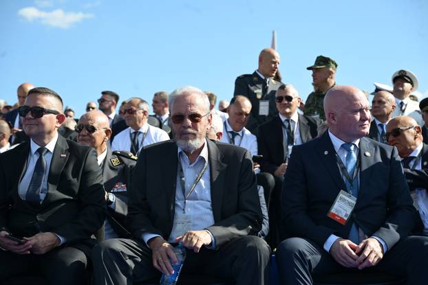 Zagreb: Uzvanici iz lože prate svečani vojni mimohod u povodu 30. obljetnice VRO Oluja