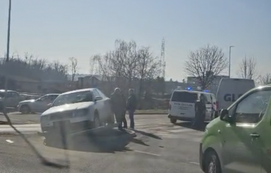 VIDEO Križevci: Vozač sletio pa pokosio znakove kraj rotora