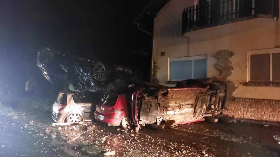 Kako je ovo uspio? Nevjerojatne fotke nesreće u Slatini. Pa on je doslovno sletio na automobile
