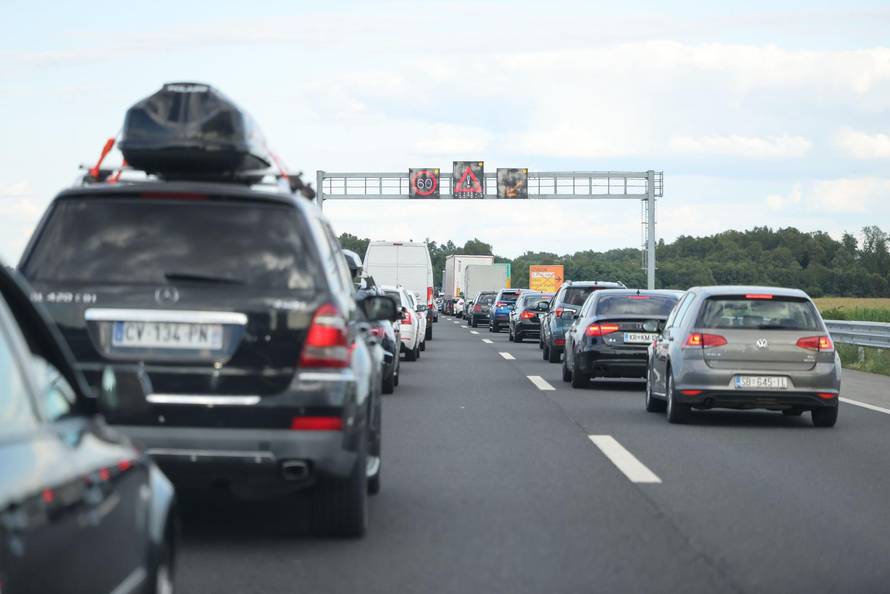 U sudaru dvaju vozila na A3 kod Lužana poginulo dijete, kolona duga četiri kilometra