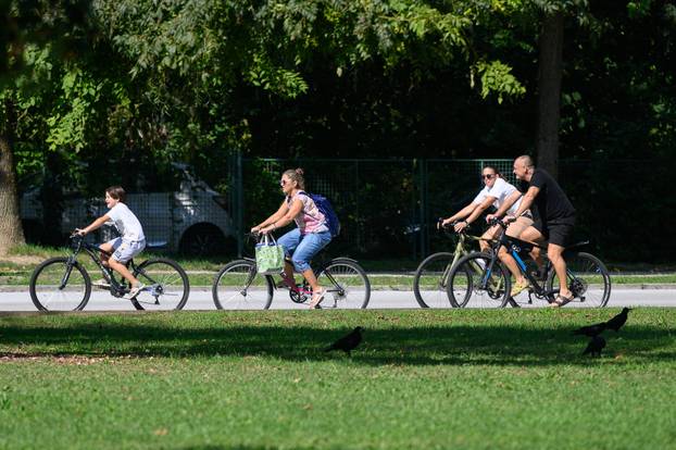 Zagreb: Građani uživaju u sunčanoj nedjelji na Jarunu