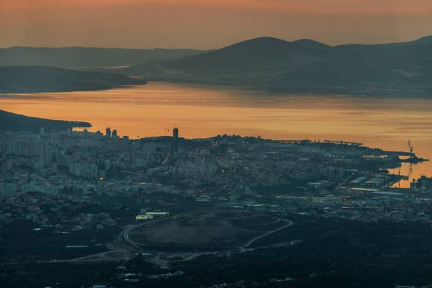 Gornje Sitno, Mosor: Pogled na Split u suton