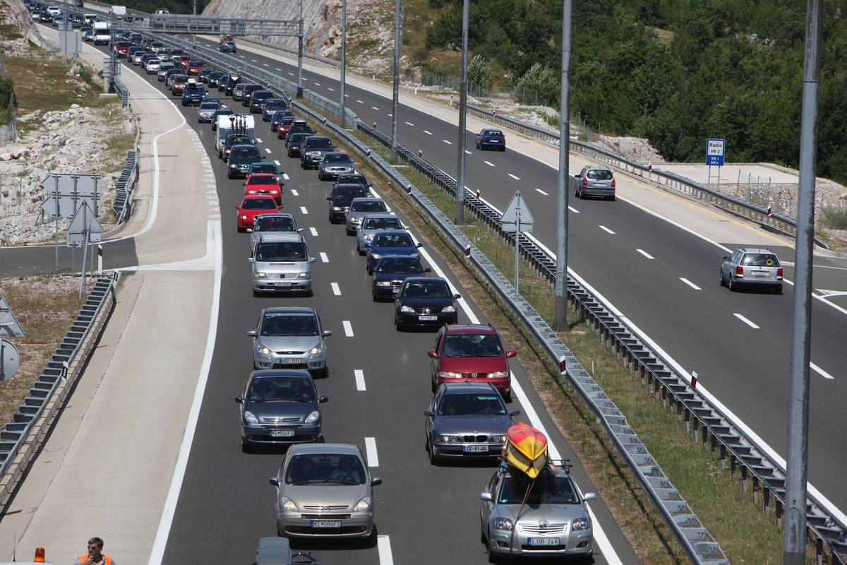 HAK upozorava: Ogromne gužve na autocestama, kolona kod Zadra duga čak 17 kilometara