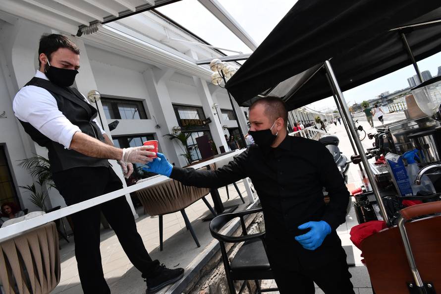 Maske na lice, razmak od 1.5 metra, bez jelovnika na stolu...