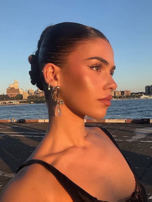 FOTO Proglasili su je kraljicom Coachelle: Seksi Leah grudnjak ne nosi, tangice joj odlično stoje