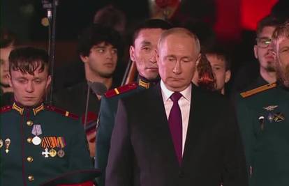 U trenutku pada aviona Putin na koncertu dijelio nagrade