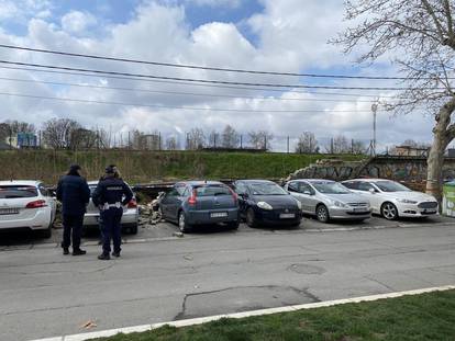 In Dobanovacka Street in Zemun, the wall, that is, the brick fence, of the FC Zemun stadium fell, and on that occasion, eight parked cars were damaged.

U Dobanovackoj ulici u Zemunu pao je zid, odnosno ograda od cigle, stadiona FK Zemun i tom prilikom os