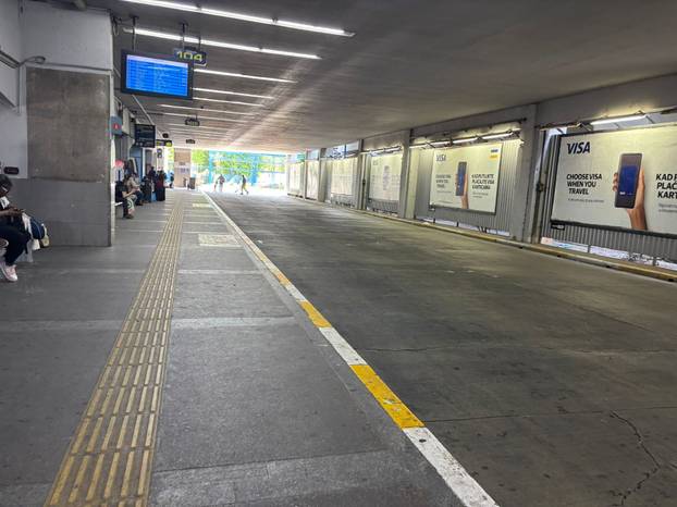 FOTO Autobusni kolodvor se raspada! Među putnike pala staklena stijenka, evo fotki