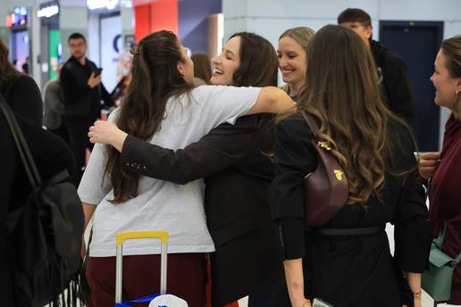 FOTO 123 Hrvata sretno stiglo nazad u domovinu! Do&ccaron;ekale ih obitelji, smijeh i pokoja suza...