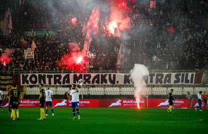 Skandalozno: Hajduk nije dobio kaznu zbog transparenta s odrubljenom glavom Marića!