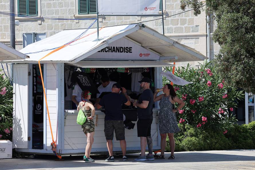 Split: Brojni mladi u centru uoči početka festivala Ultra