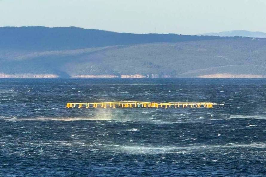 Snažna bura otrgnula kavez za uzgoj riba i otpuhala ga sve do sredine Velebitskog kanala