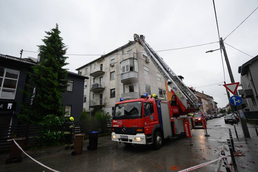 Zagreb: Krov kuće oštećen u nevremenu na Ljubljanici, vatrogasci saniraju štetu