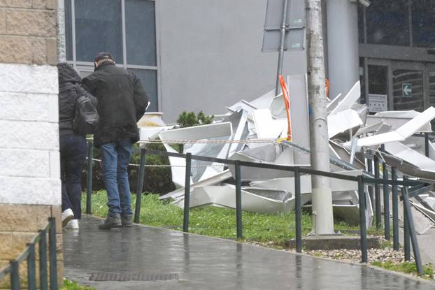 Zagreb: Nevrijeme oštetilo nadstrešnicu na Rebru