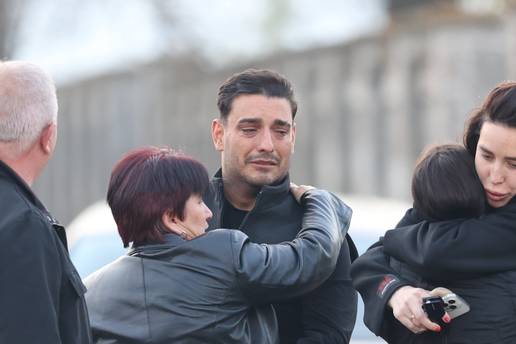FOTO Darko Lazi&cacute; u suzama, uz njega brojni prijatelji: Tje&scaron;e ga nakon tragi&ccaron;ne smrti brata...