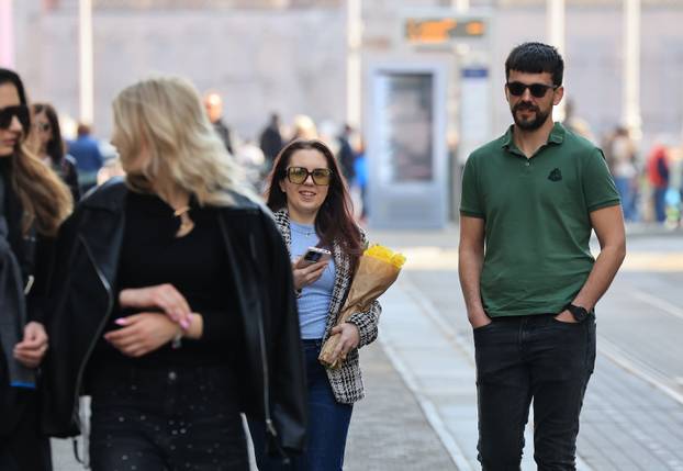 Cvijeće u rukama znak je obilježavanja Međunarodnog dana žena