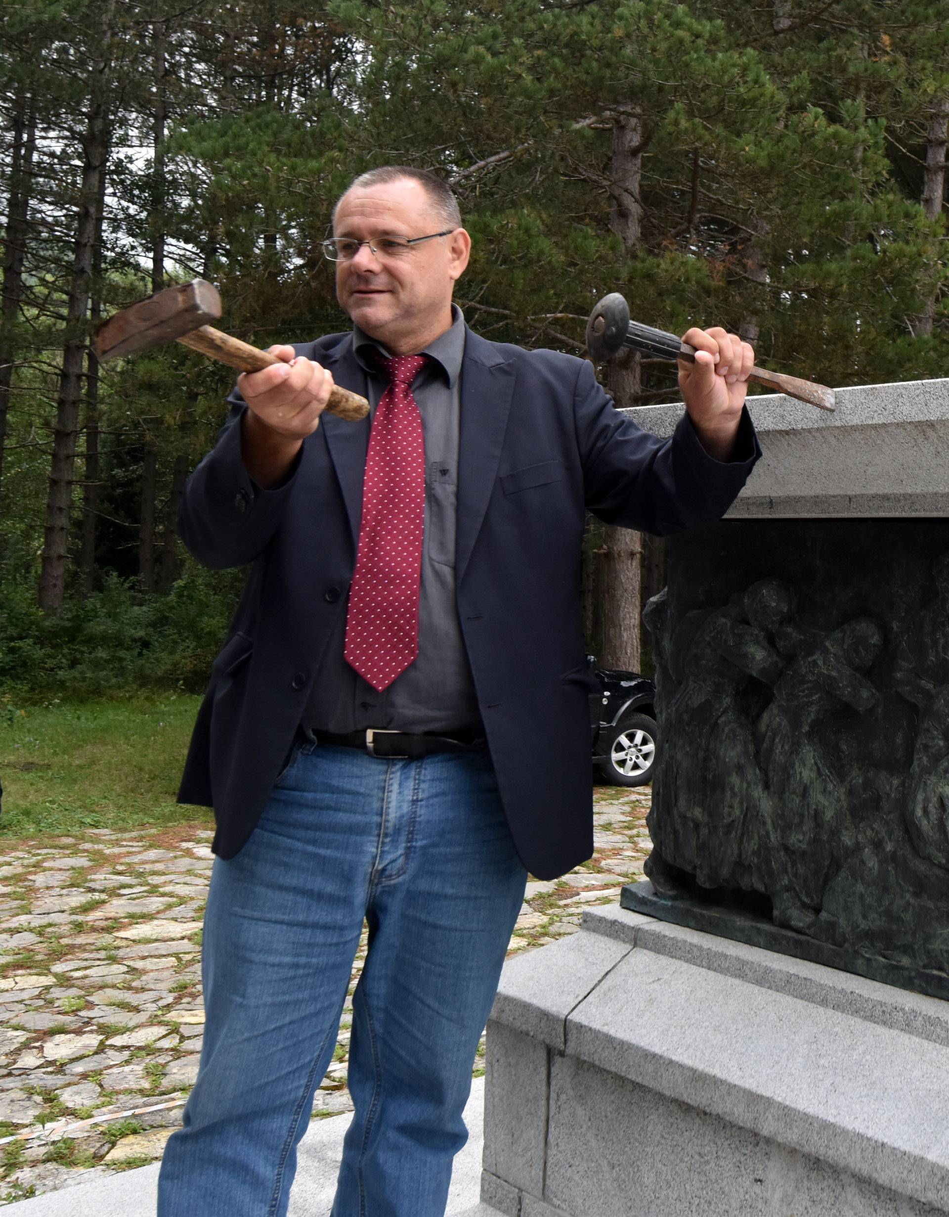 Održao konferenciju: Keleminec traži rušenje spomenika u Srbu
